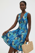 Robe d’été imprimé tropical Black-Coat - vue assise démontrant le confort et le drapé du tissu légèrement extensible 