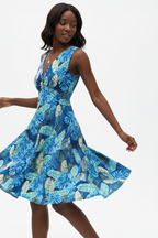  Robe d’été imprimé tropical Black-Coat - vue trois-quarts en mouvement illustrant le tombé léger du tissu polyester-spandex