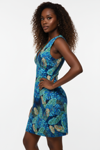 Robe d’été imprimé tropical Black-Coat - vue latérale complète montrant la coupe ajustée et la ligne féminine 