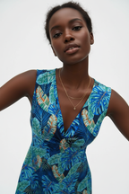  Robe d’été imprimé tropical Black-Coat - vue plongée sur le décolleté révélant les détails du motif palmier 