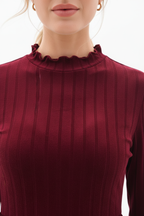 "Robe mini velours bordeaux col volant - gros plan détail col montant à volants romantiques montrant les volants délicats du col haut, texture velours bordeaux luxueuse, finition soignée, qualité premium, fond blanc studio Silhouette-chic