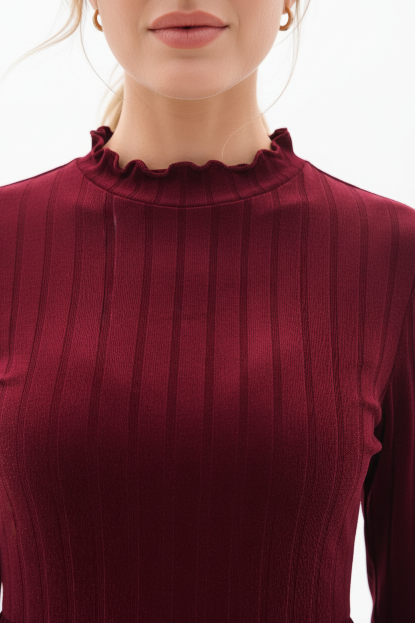 "Robe mini velours bordeaux col volant - gros plan détail col montant à volants romantiques montrant les volants délicats du col haut, texture velours bordeaux luxueuse, finition soignée, qualité premium, fond blanc studio Silhouette-chic