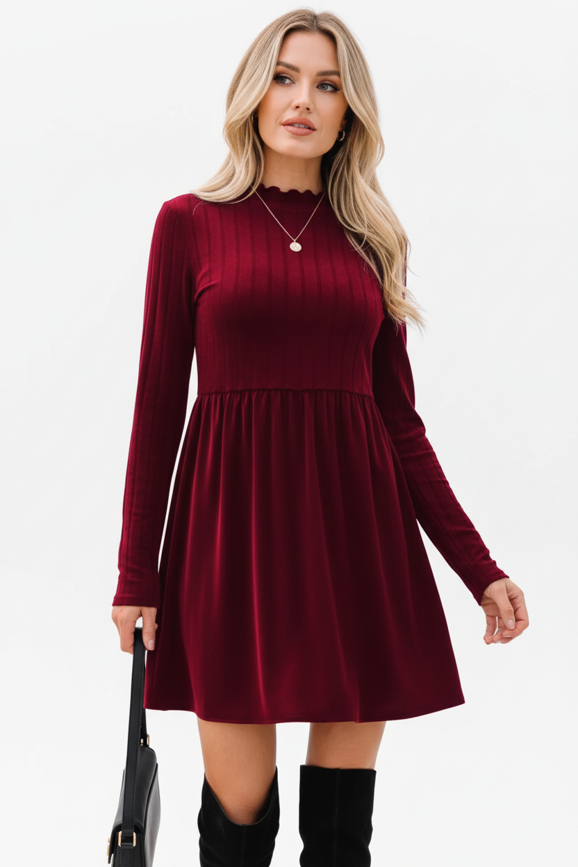  "Robe mini velours bordeaux col volant - vue trois-quarts face angle montrant la profondeur et dimension de la robe, col à volants romantique détaillé, jupe évasée, texture velours riche bordeaux visible, fond blanc studio Silhouette-chic
