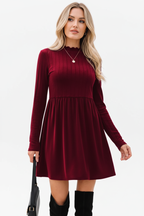  "Robe mini velours bordeaux col volant - vue trois-quarts face angle montrant la profondeur et dimension de la robe, col à volants romantique détaillé, jupe évasée, texture velours riche bordeaux visible, fond blanc studio Silhouette-chic
