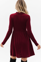 "Robe mini velours bordeaux col volant - vue arrière dos montrant le design du dos de la robe velours, manches longues ajustées, jupe mini évasée, texture velours bordeaux luxueuse, fond blanc studio Silhouette-chic