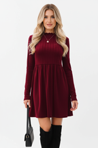 "Robe mini velours bordeaux col volant - vue de face complète montrant col montant à volants romantique, manches longues ajustées, corsage ajusté taille empire, jupe mini évasée ligne A, texture velours luxueuse rouge bordeaux, silhouette complète mannequin, fond blanc studio professionnelSilhouette-chic