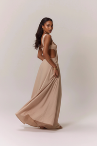 Robe Longue Encolure Cœur avec Découpes - Élégance Abricot | Silhouette-Chic
