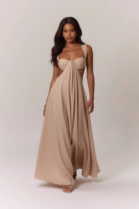 Robe Longue Encolure Cœur avec Découpes - Élégance Abricot | Silhouette-Chic