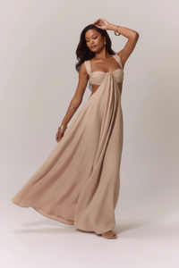 Robe Longue Encolure Cœur avec Découpes - Élégance Abricot | Silhouette-Chic